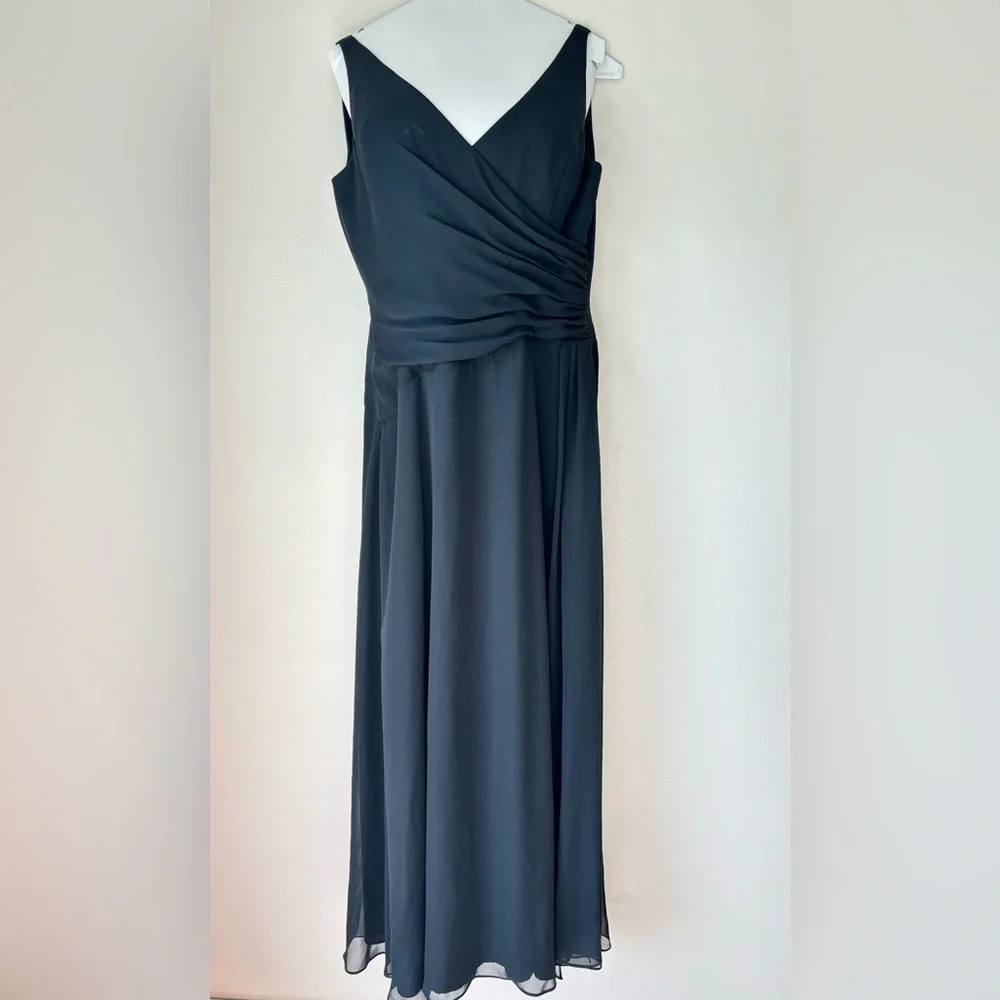 Jordan Sleeveless V Neck Chiffon Evening Gown Formal Black Tie Prom -size 6